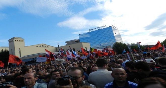 Kosova Cumhurbaşkanı Başkent Priştinede Protesto Edildi