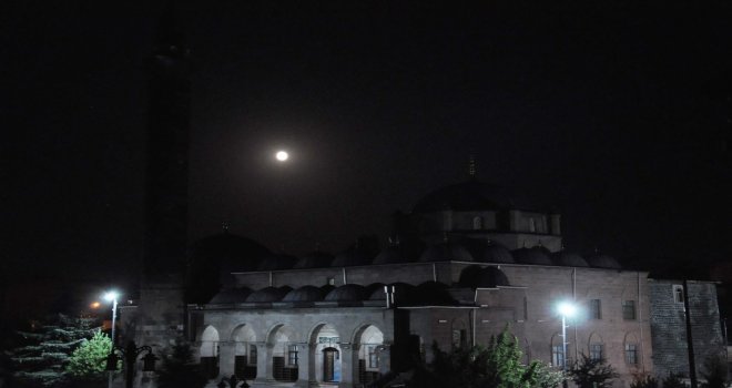 Karsta ‘Kanlı Ay Tutulması