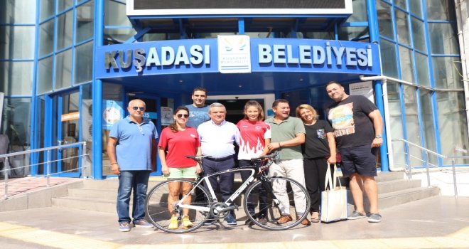 Başkan Kayalı, Başarılı Sporcuya Bisiklet Hediye Etti