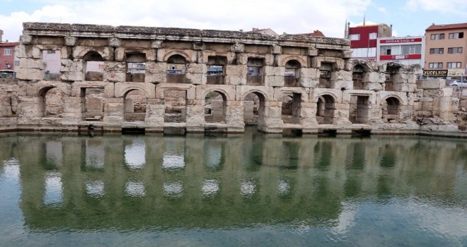 2 Bin Yıllık Tarihi Roma Hamamında Arkeolojik Kazılar Sürüyor