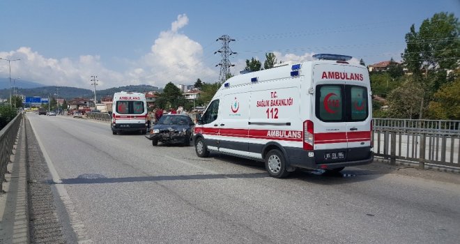 Hakimiyeti Kaybeden Sürücüyü Köprü Bariyeri Kurtardı; 2 Yaralı