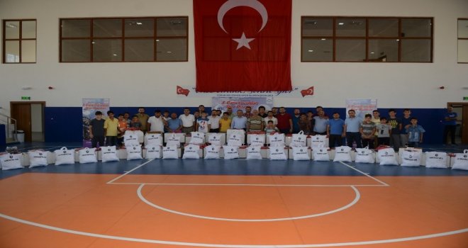 Çorum Belediyesi Sporculara Malzeme Dağıttı
