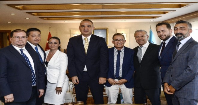 Çeşmeli Turizmcilerden Uber Ve Wikipedia Açılsın Talebi