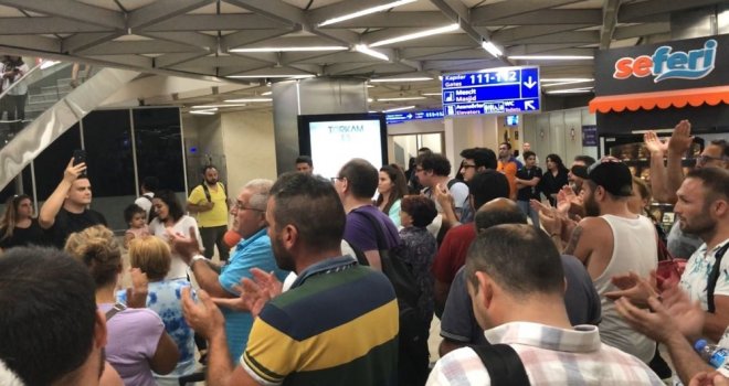 Havalimanında ‘Onur İstifa Sloganları