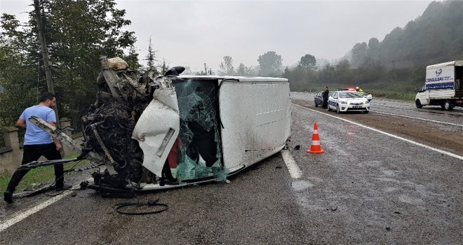 Duvara Çarpan Kamyonet Devrildi: 2 Yaralı