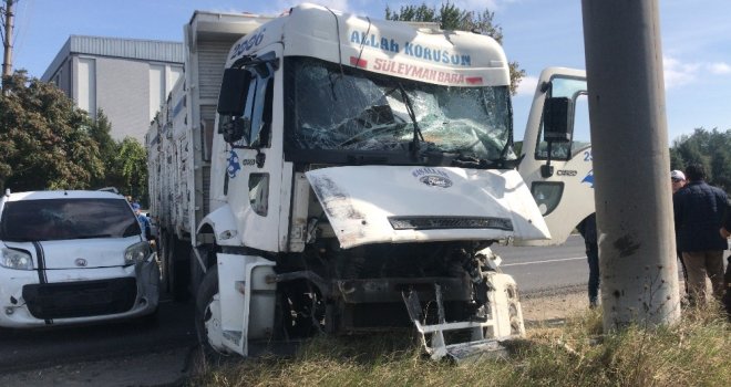 Kontrolden Çıkan Kamyon Direğe Çarptı: 1 Yaralı