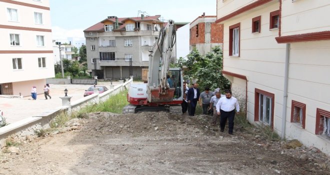Başkan Aktepe, Parke Ve Yol Yapılacak Alanda İncelemelerde Bulundu