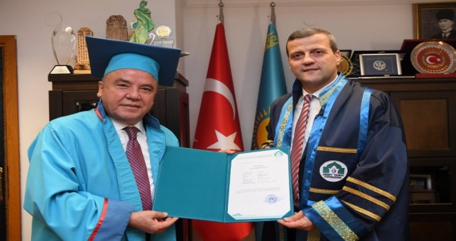 Başkan Böcek, ‘Yüksek Lisans Diplomasını Aldı