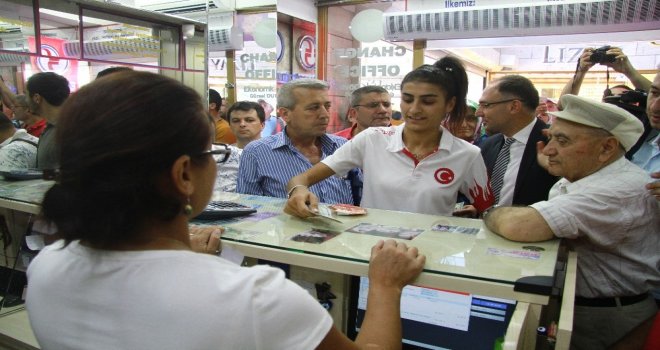 Milli Sporcu, Rusyada Ödül Olarak Aldığı Doları Bozdurdu