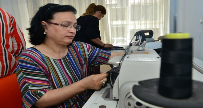 Kendi Kıyafetlerini Kendileri Dikiyorlar