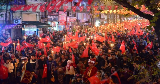 Cumhuriyet Ruhu Yıldırımda İlmek İlmek İşlendi