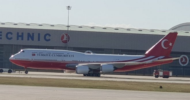 Katar Emirinin Cumhurbaşkanı Erdoğana Hediye Ettiği Uçak Kırmızı Beyaza Boyandı