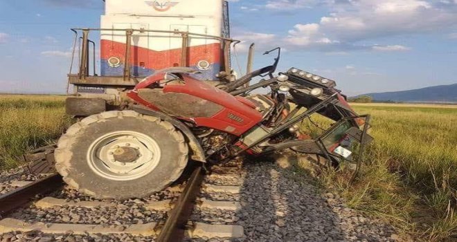 Afyonkarahisarda Tren Traktöre Çarptı, 1 Kişi Hayatını Kaybetti
