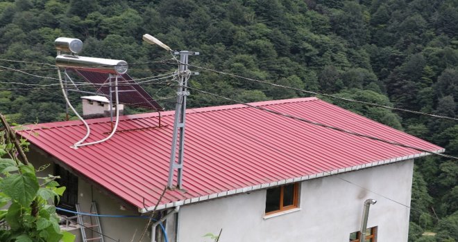 12 Yıldır Kaldırtamadığı Elektrik Direğini Çatının İçerisinden Geçirdi