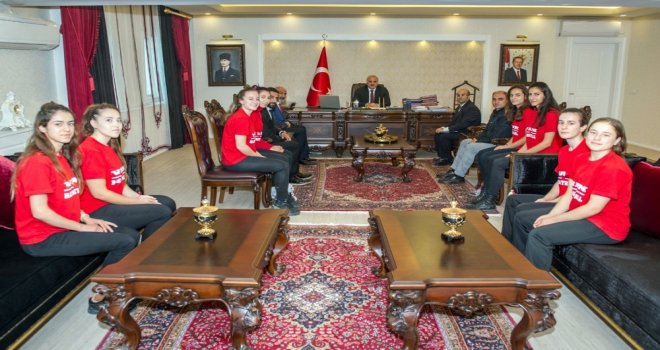 Kadın Basketbolculardan Vali Zorluoğluna Ziyaret