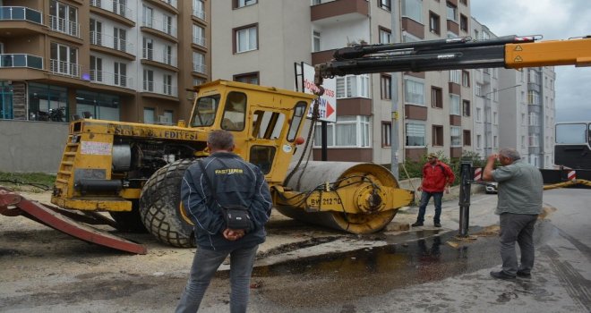 Sinopta İş Makinesi Devrildi: 1 Yaralı