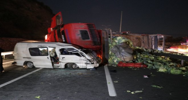 Temde Minibüsle Çarpışan Lahana Yüklü Kamyon Yan Yattı: 1İ Ağır 2 Yaralı