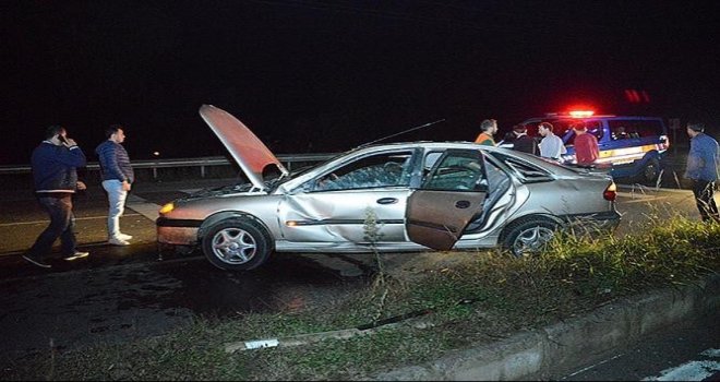 Takla Atarak Sinyal Direğine Çarpan Otomobilden Burnu Bile Kanamadan Çıktılar