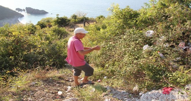 (Özel) Tatil İçin Geldiği Köyünde Tatilcilerin Bıraktığı Çöpleri Topluyor