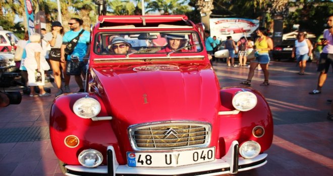 Klasik Otomobillerle Fotoğraf Çektirmek İçin Birbirleriyle Yarıştılar