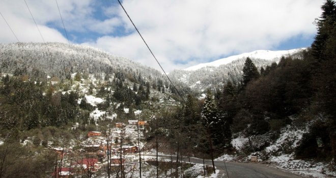 Ayder Yaylasının Yüksek Kesimlerine Mevsimin İlk Karı Yağdı