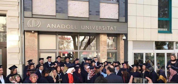 Açıköğretimin Batı Avrupadaki Öğrencilerinin Diploma Heyecanı