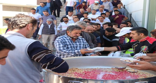 Özalpta Cuma Namazı Sonrası Vatandaşlara Aşure İkram Edildi