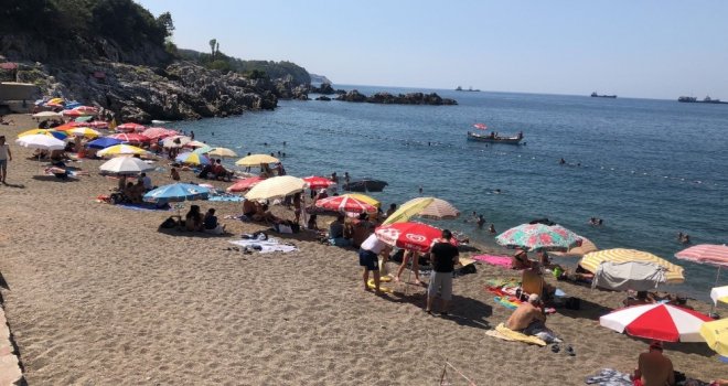 Sıcaktan Bunalan Vatandaşlar Plajlara Akın Etti