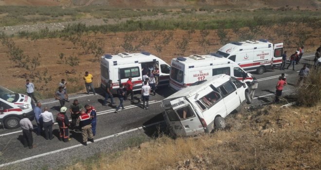 Siirtte Yolcu Minibüsü Devrildi: 10 Yaralı