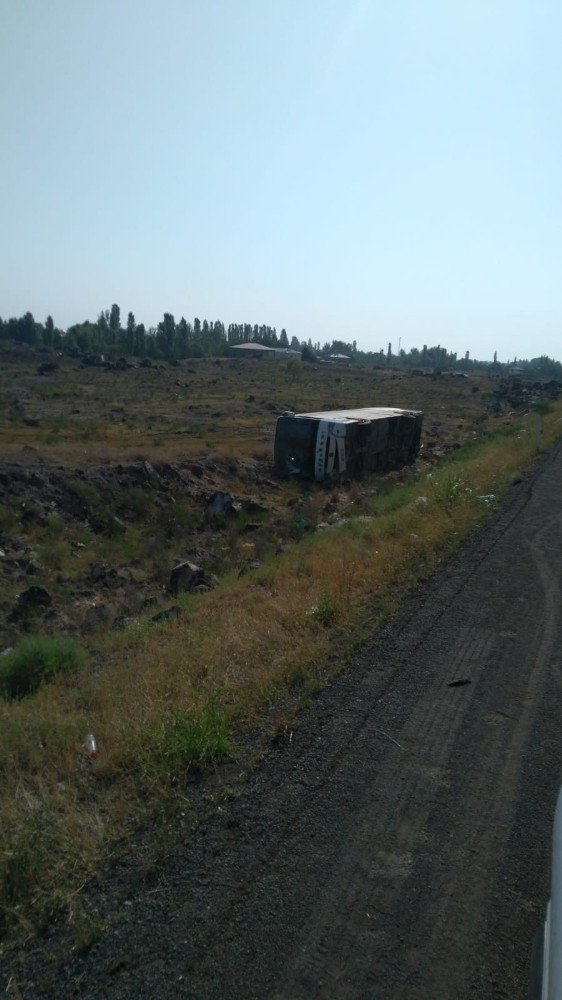 Iğdırda Otobüs Şarampole Uçtu: 1 Yaralı