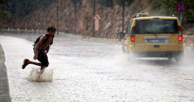 Aniden Bastırdı, Yarım Saatte Sahil Ve Sokakları Boşalttı