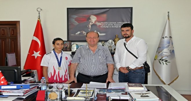 Türkiye Şampiyonu Fadimeden Başkan Özakcana Ziyaret