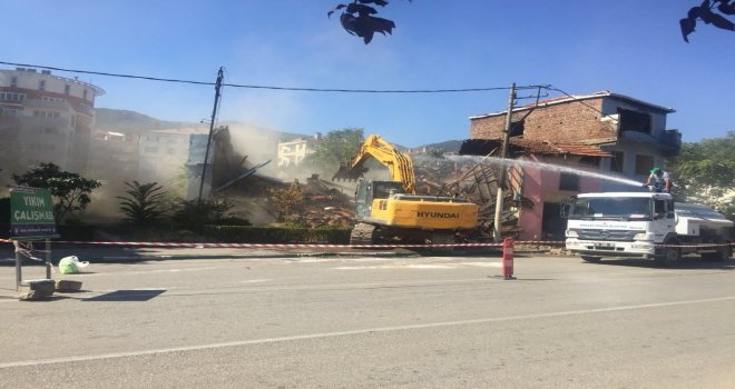 Ebu İshakta Metruk Binalar Yerle Bir