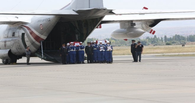 Eşinin Ve Oğlunun Tabutunu Gözyaşlarıyla Uğurladı