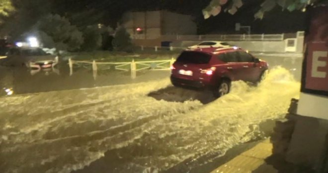 Tekirdağda Şiddetli Yağış Sokakları Göle Çevirdi