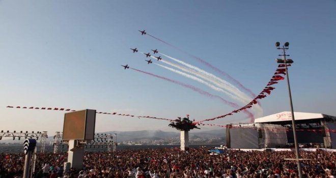 Türk Yıldızlarından İzmirde Nefes Kesen Uçuş