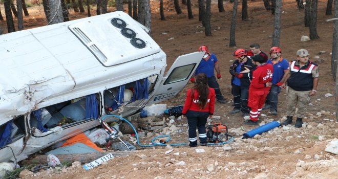 Yolcu Minibüsü Şarampole Uçtu: 1 Ölü, 11 Yaralı