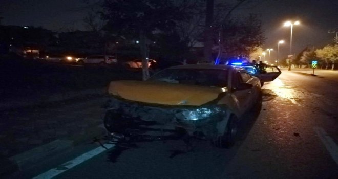 Ticari Taksi İle Otomobil Çarpıştı: 2 Yaralı