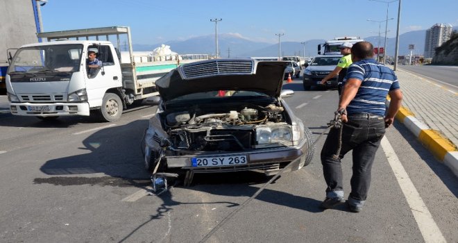 Otomobilin Çarptığı Minibüs Karşı Şeritte Araçla Çarpıştı: 8 Yaralı