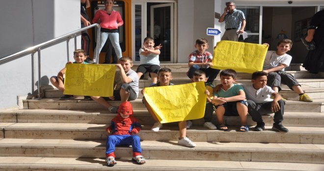 Minik Öğrenciler, Oyun Sahası İçin Belediyenin Önünde Oturma Eylemi Yaptı