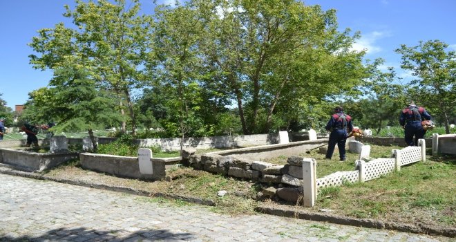 Şuhut İlçe Mezarlığında Çevre Düzenleme Çalışmaları Başladı