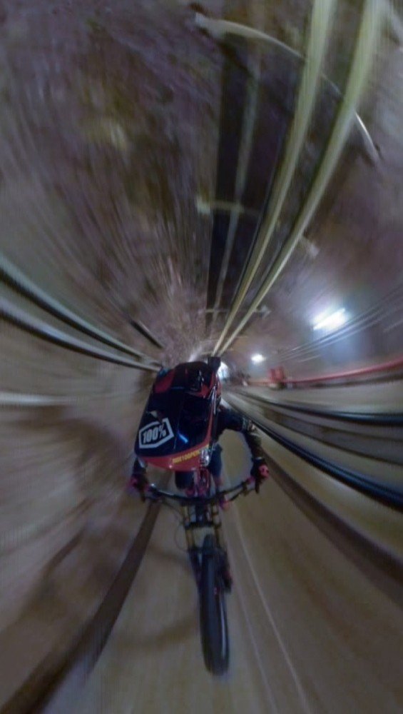 (Özel) Taksim Füniküler Tünelinden Bisikletle İndi