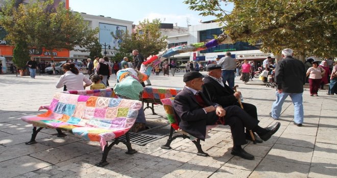 Kanser Farkındalığı İçin Ağaçları, Bankları Ve Arabaları Örgü İle Kapladılar