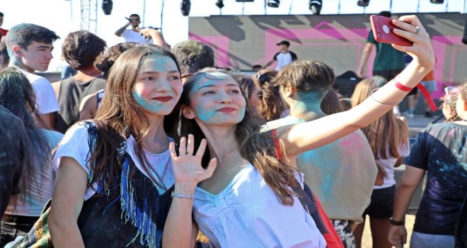 Antalyada Gençler Okul Öncesi Boya Savaşında Stres Attı