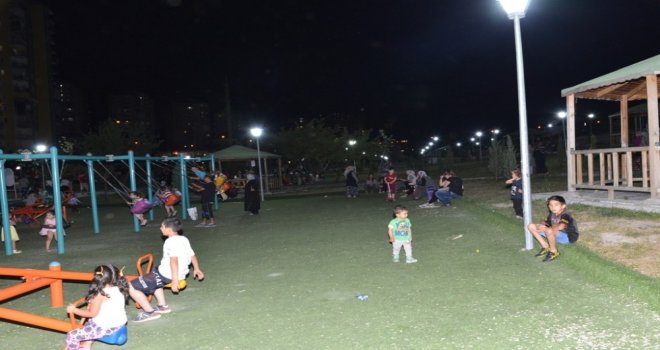 Melikgazililer Sıcak Yaz Akşamlarında Parkları Tercih Ediyor