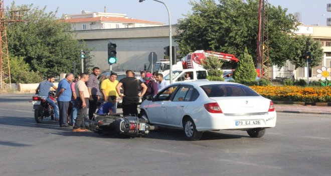 (Özel) Işık İhlali Yapan Otomobile Motosiklet Çarptı: 1 Yaralı