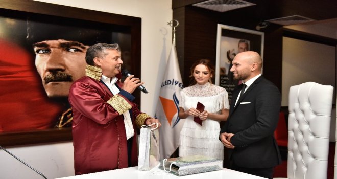 Tanıştıkları Gün Ve Saatte Evlendiler