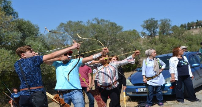 Geleneksel Okçular Üç Boyutlu Hedefleri Vurmak İçin Yarıştı