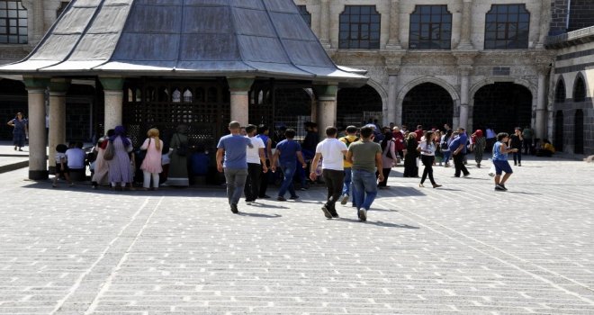 Sur Ziyaretçi Akınına Uğradı