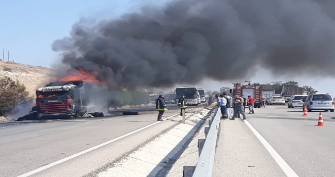 Manisada Seyir Halindeki Tır Alev Alev Yandı